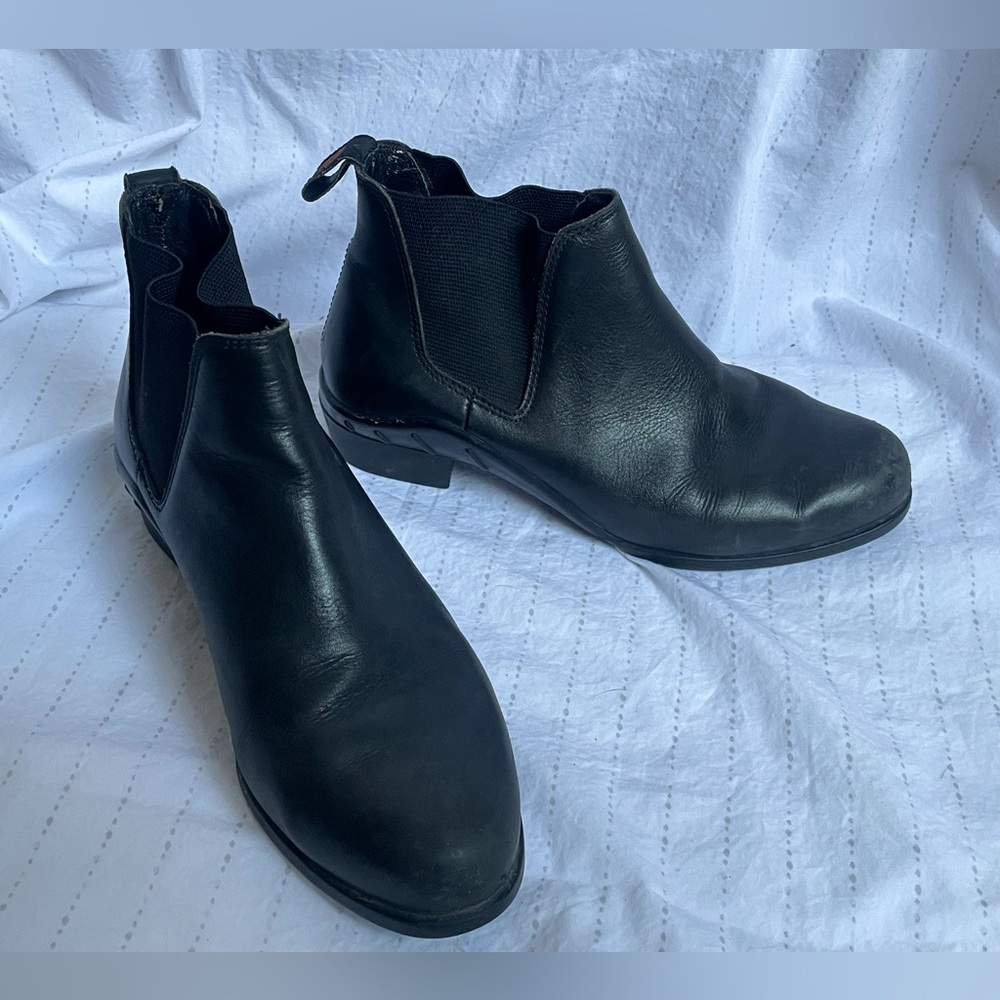 ARIAT black leather ankle boots. Size 7. Excellent condition